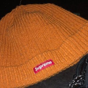 selling this supreme autentic tuque bought for 150